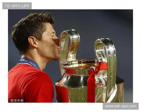 莱万多夫斯基带领拜仁夺得六冠王，历史性成就闪耀足坛！