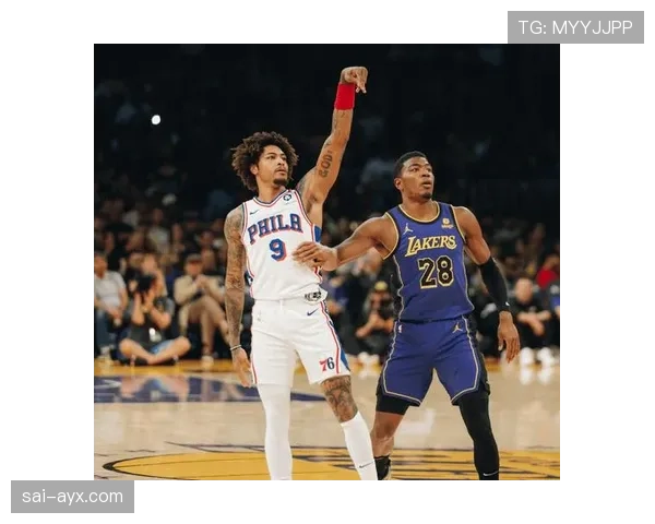 转为核心后马克西以挡拆突破拉开空间，提升外线效率